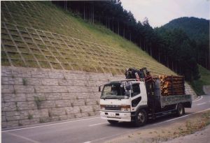 森林基幹道を走るトラックの写真