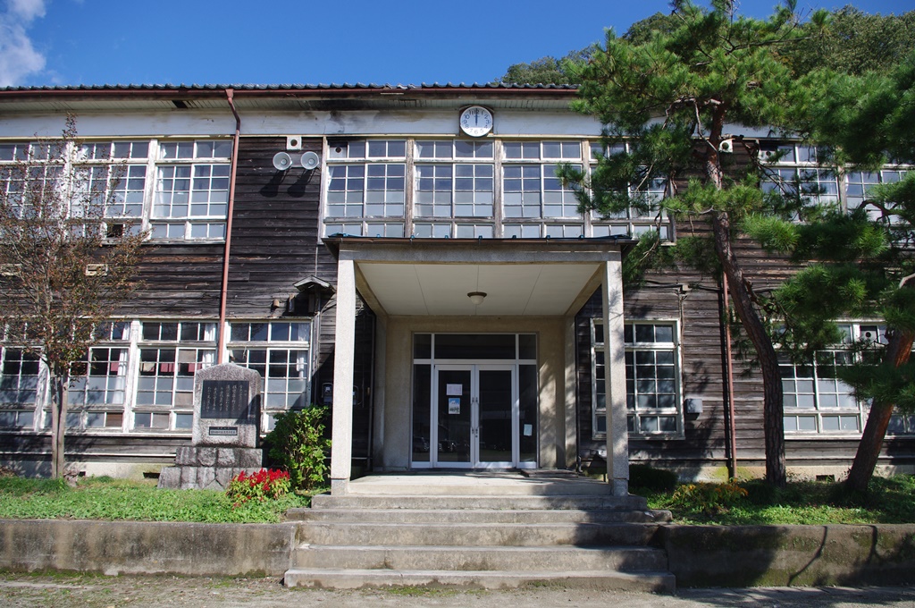栃木県旧粟野中学校03昇降口2