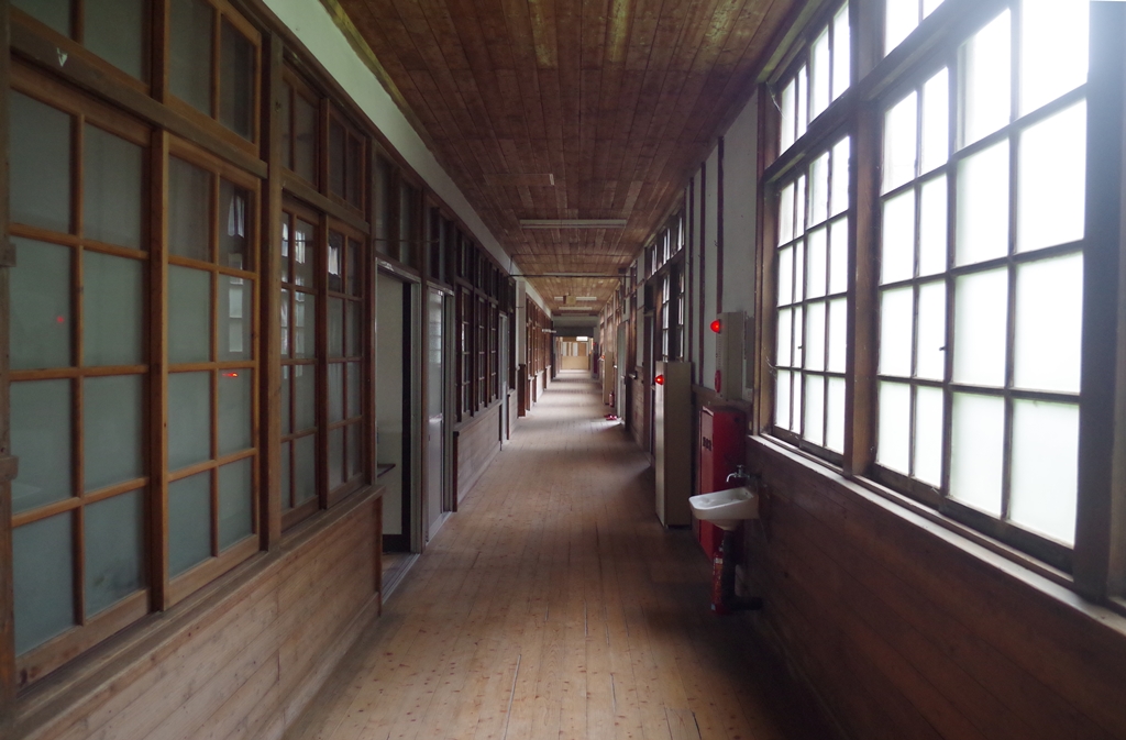 栃木県旧粟野中学校05一階廊下