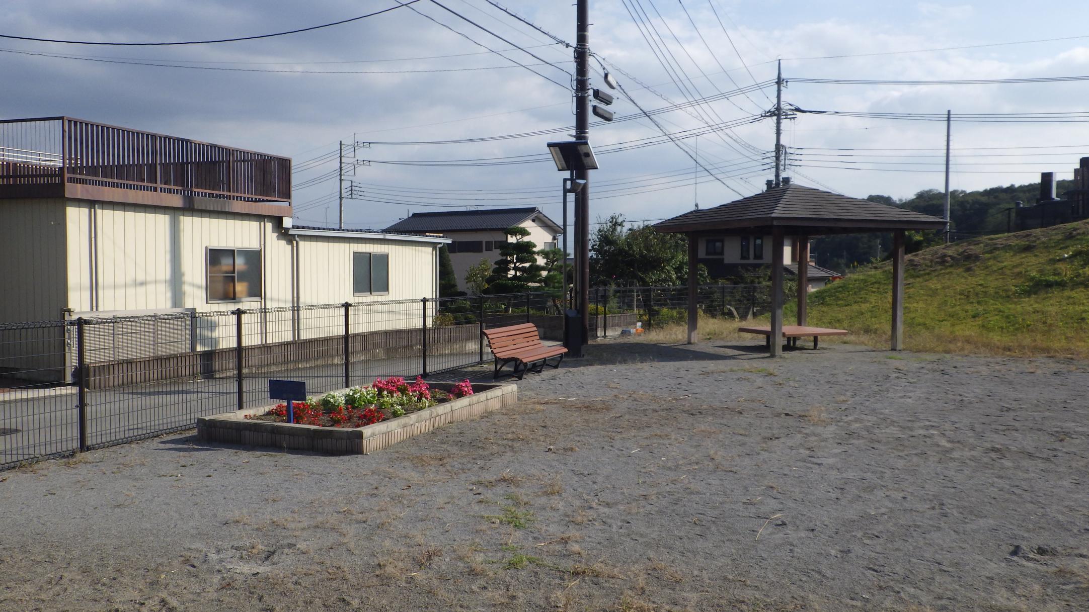 富士南公園花壇、ベンチ、四阿の写真