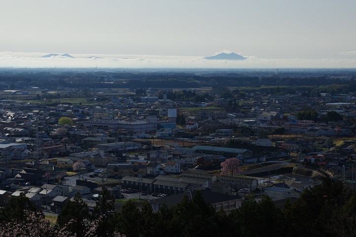 雲海から顔を出した筑波山