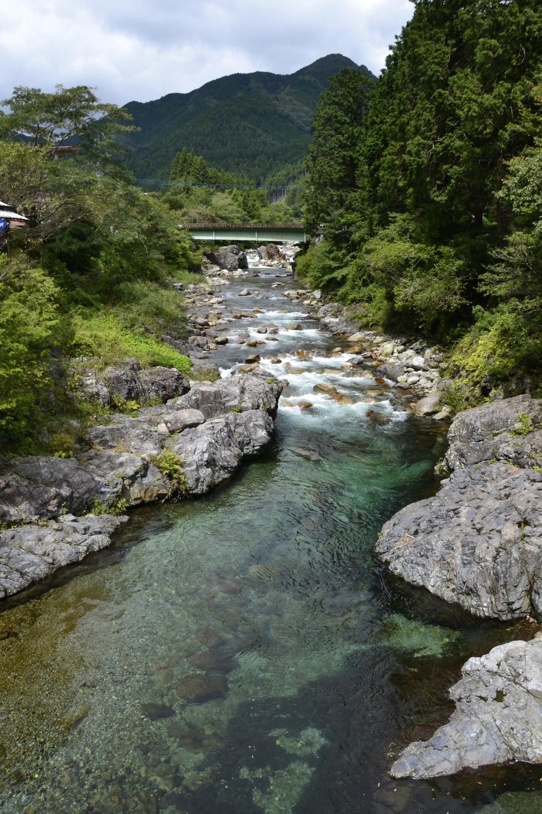古峯神社へ向かう道沿いに流れる大芦川