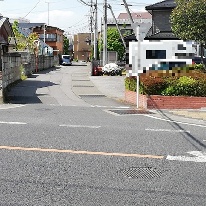 路地はカーブして新鹿沼駅前通りへ