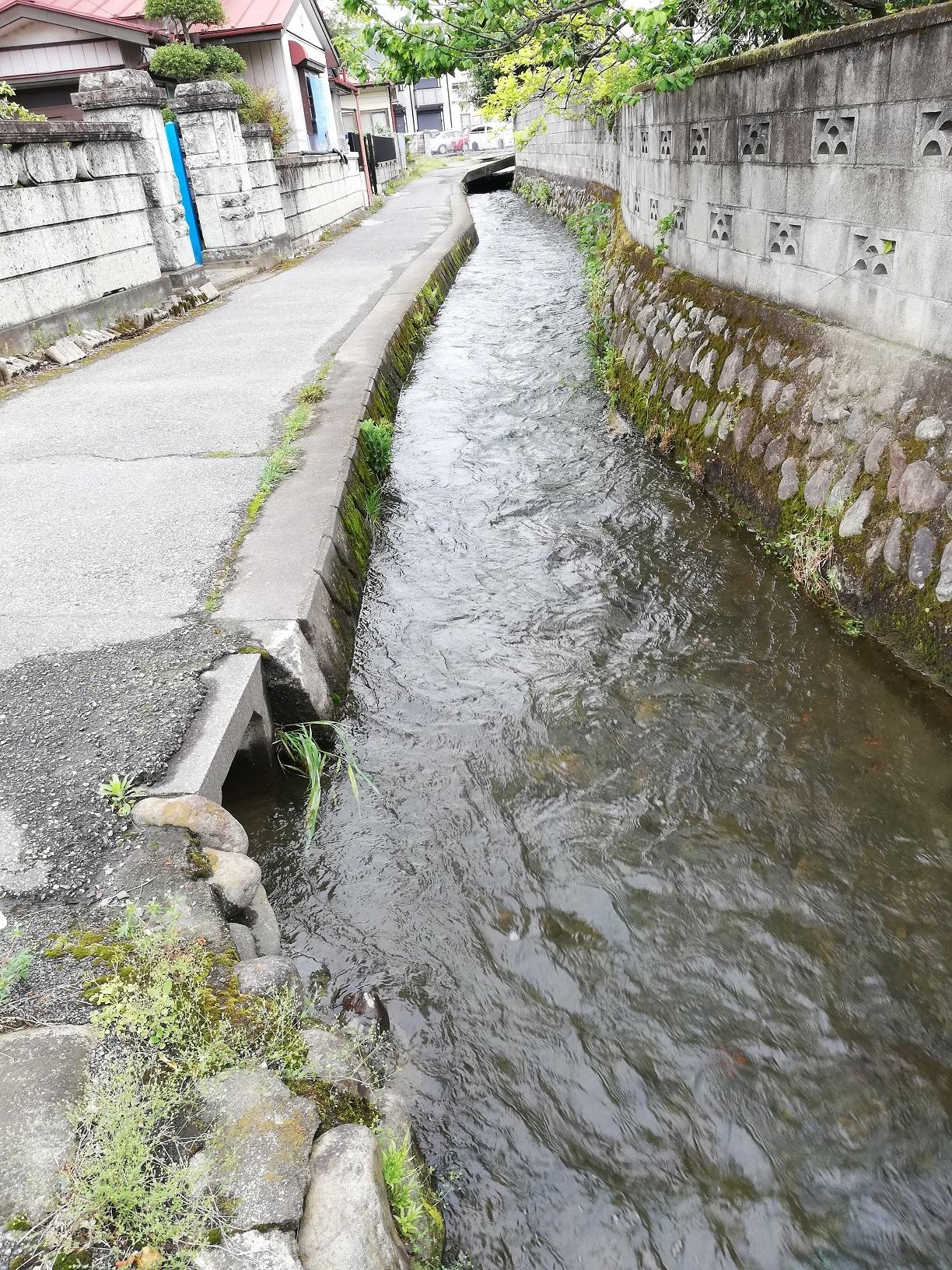 玉石の壁に沿って流れる