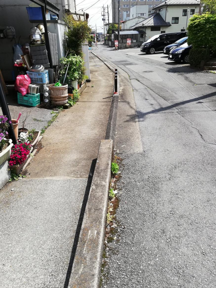 西堀は歩道の下を流れる