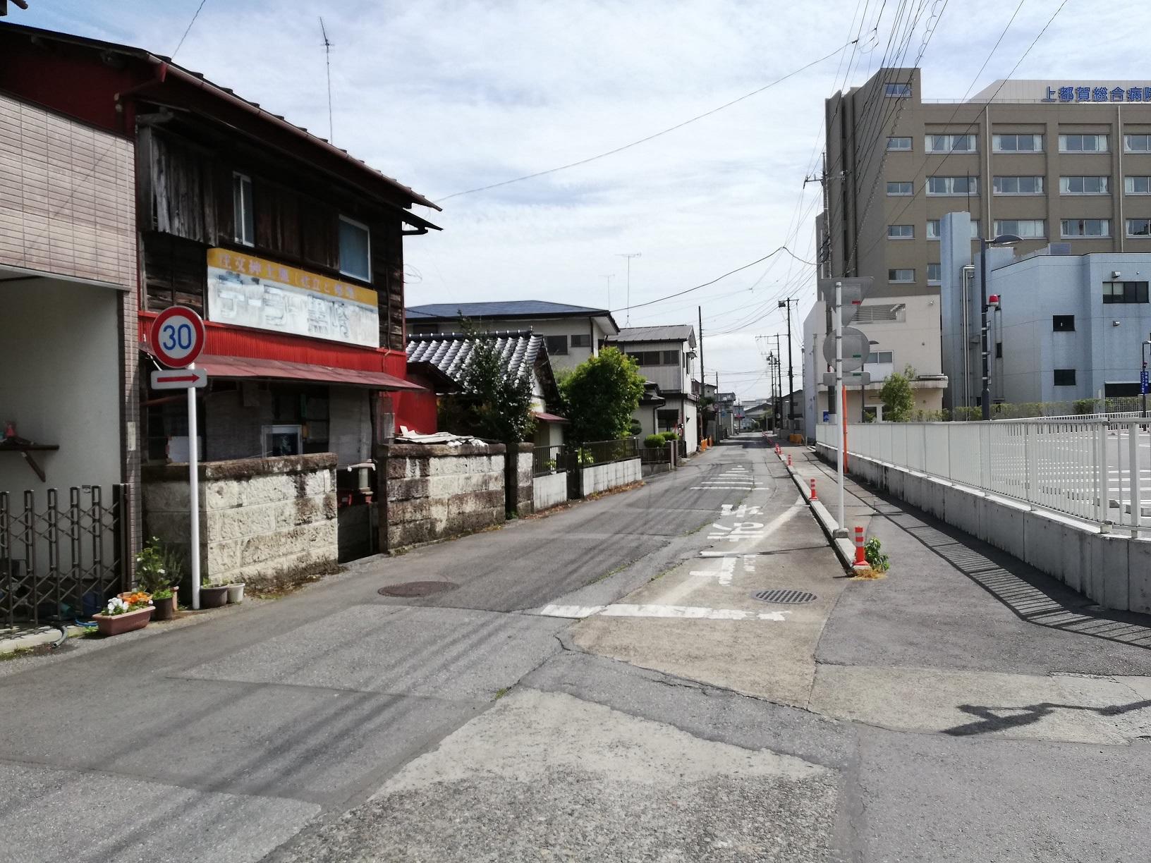 上都賀病院東側を暗渠のまま通過