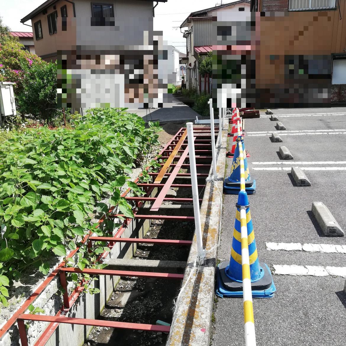 新鹿沼駅前通りをくぐって住宅街を流れる