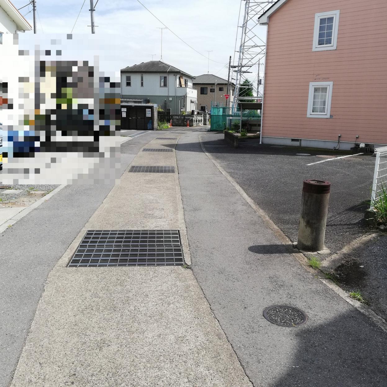 暗渠となり住宅街を流れる 暗渠となり住宅街を流れる