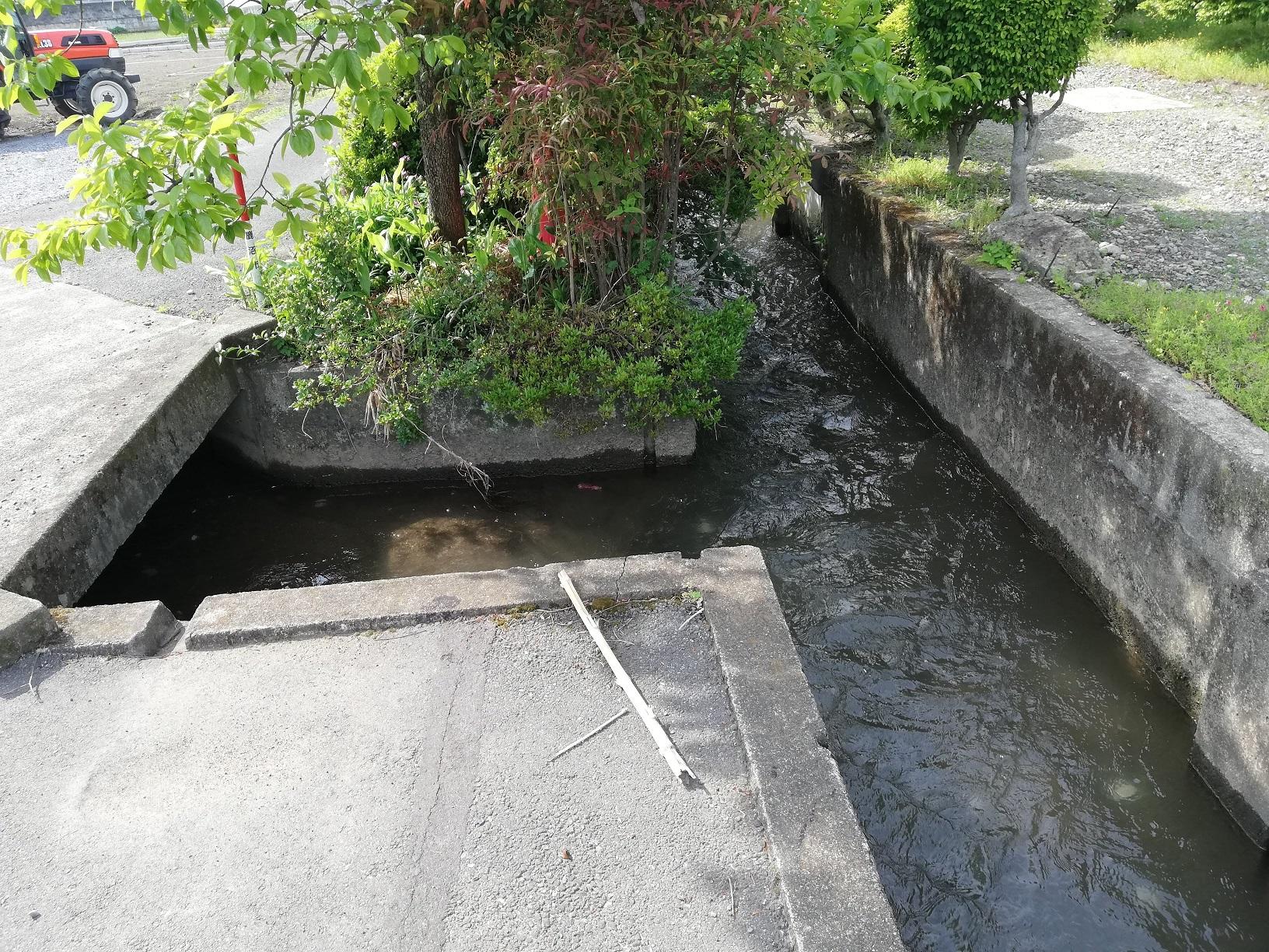 画像35で合流した水路は画像34で左に分岐した水路と合流し、南下 画像35で合流した水路は画像34で左に分岐した水路と合流し、南下