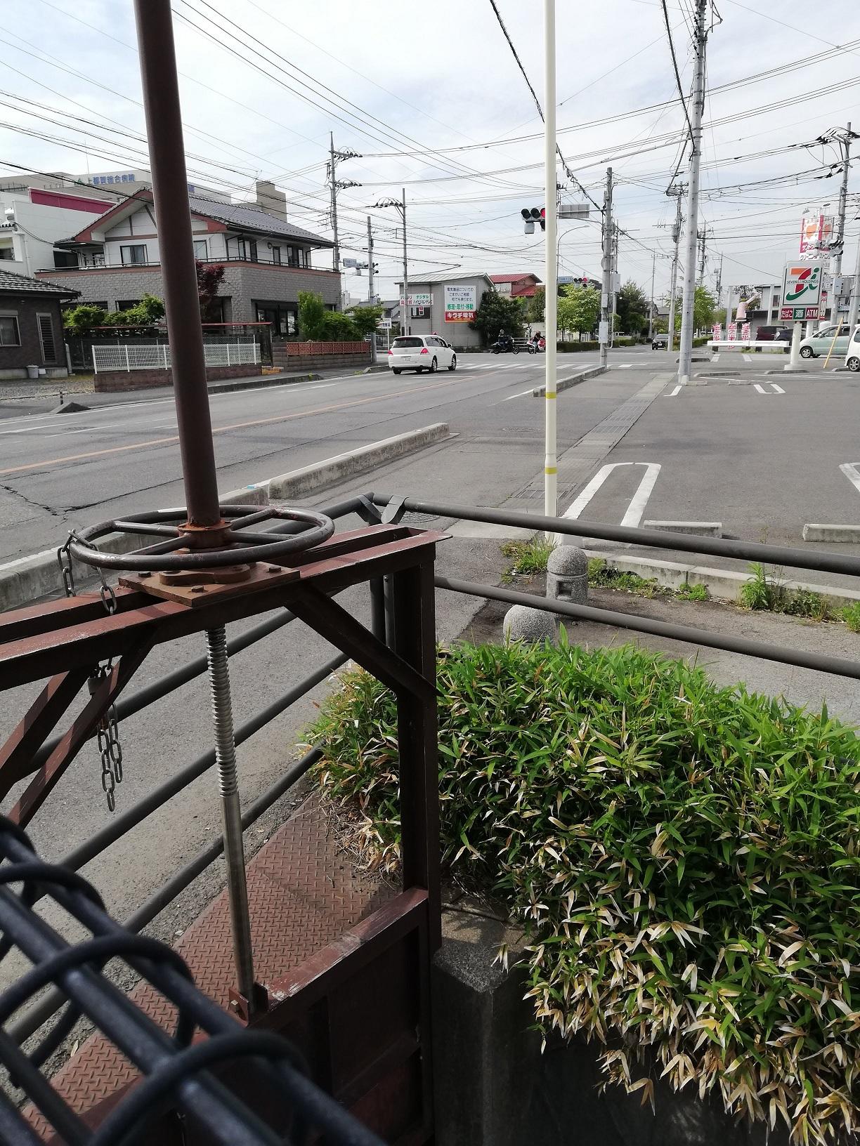 交差点からセブンイレブン前は暗渠 交差点からセブンイレブン前は暗渠