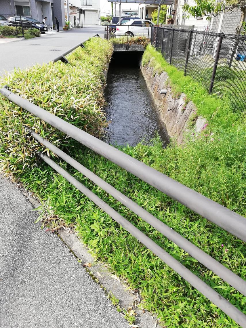 住宅地で暗渠となり右に折れて南進 住宅地で暗渠となり右に折れて南進