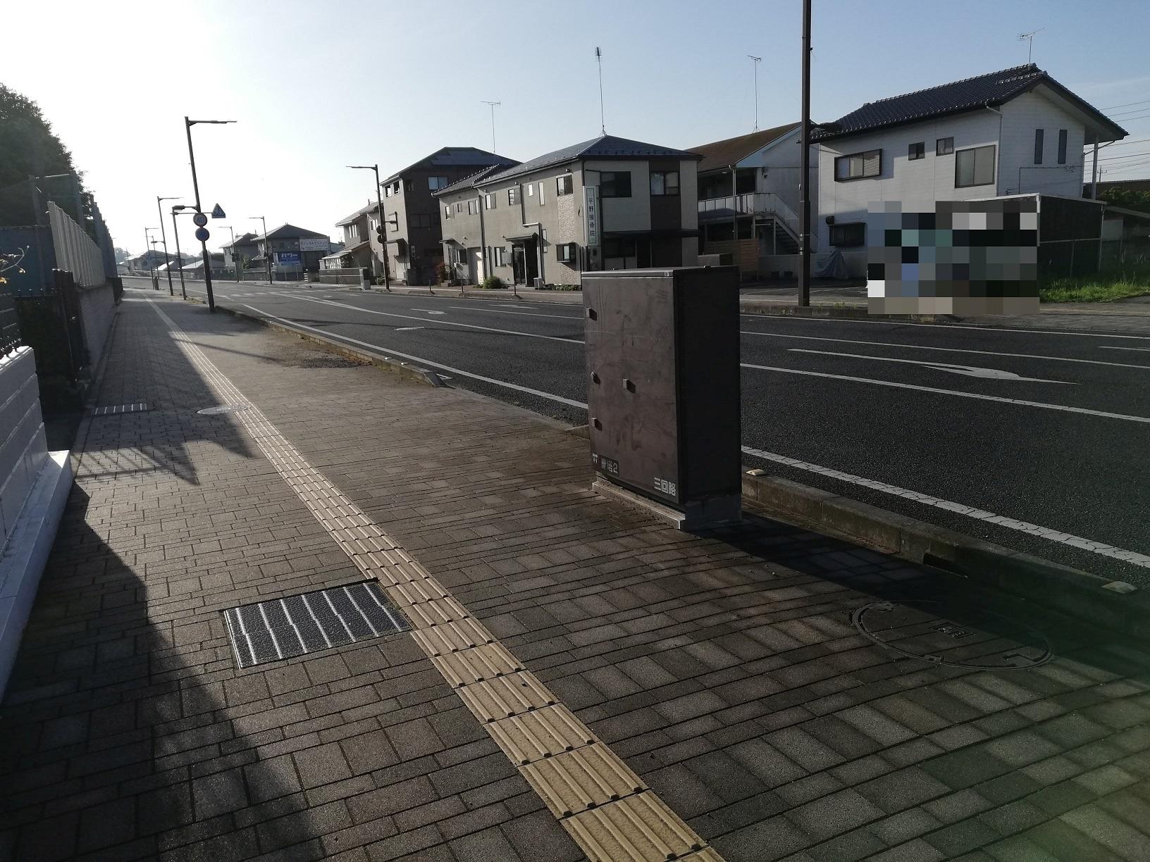 東小南の歩道下を東進 東小南の歩道下を東進