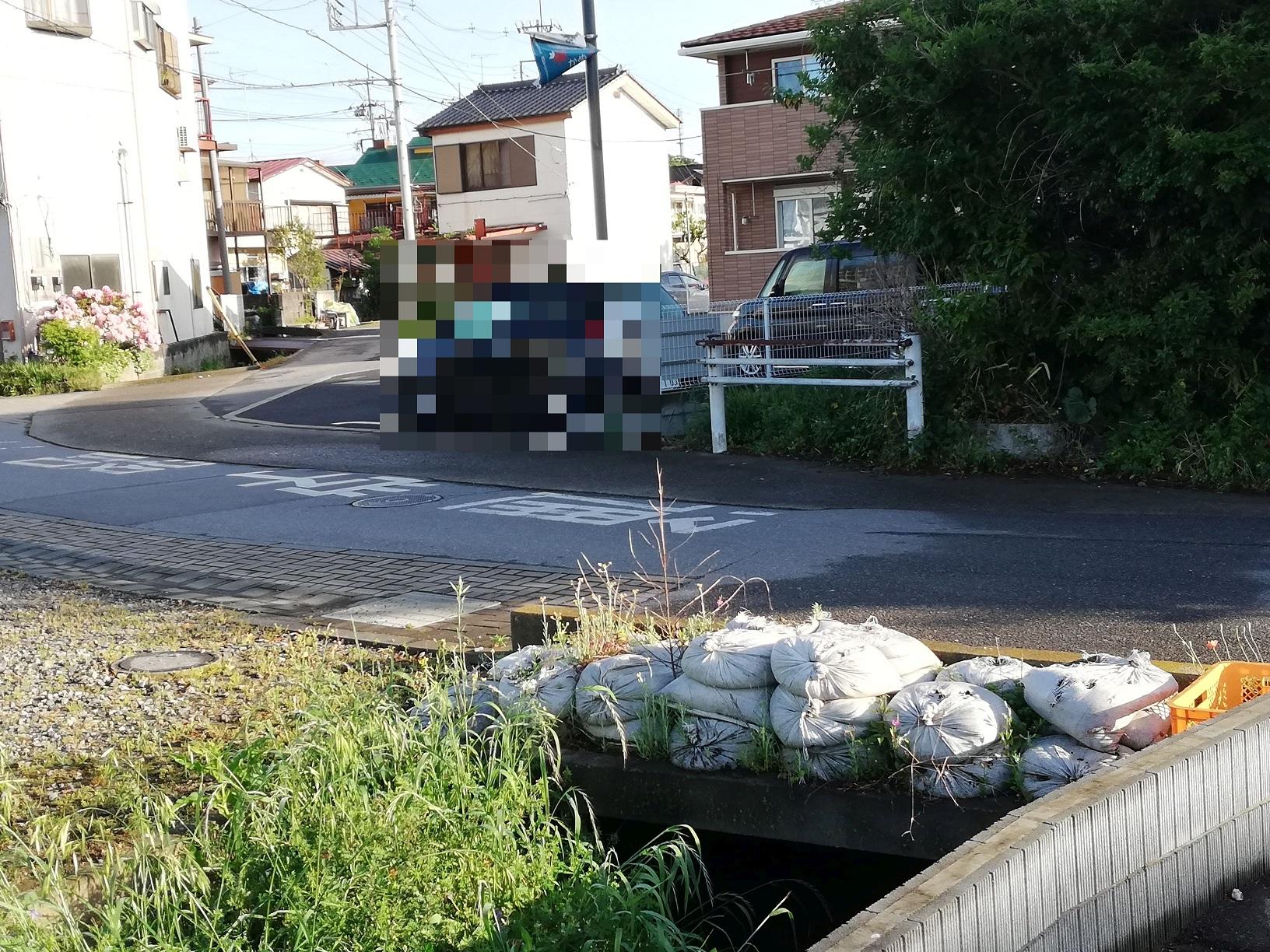 住宅街を下り道路をくぐって出てくる 住宅街を下り道路をくぐって出てくる