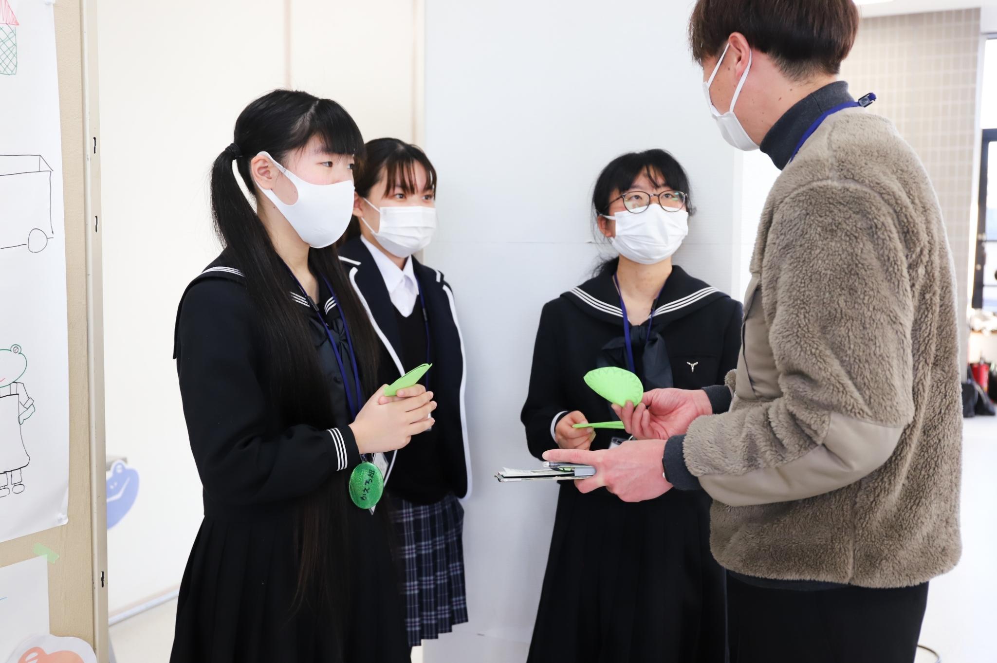 コメントカードを受け取る様子 コメントカードを受け取る様子