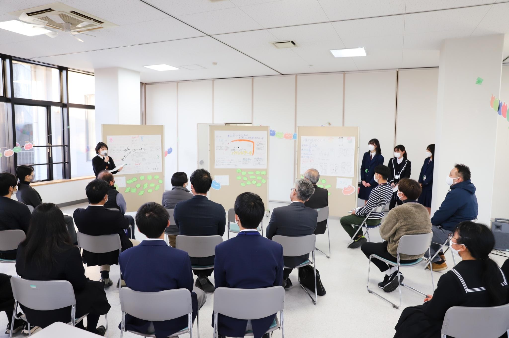 講評の様子 講評の様子