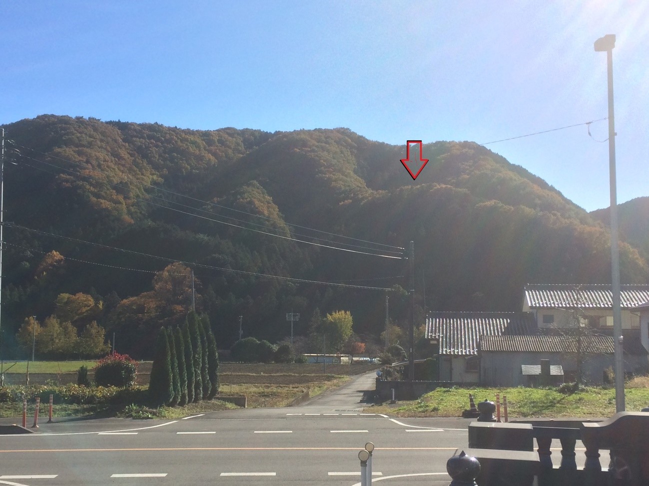 写真1-麓から天狗沢城を望む(矢印が主郭付近) 写真1-麓から天狗沢城を望む(矢印が主郭付近)