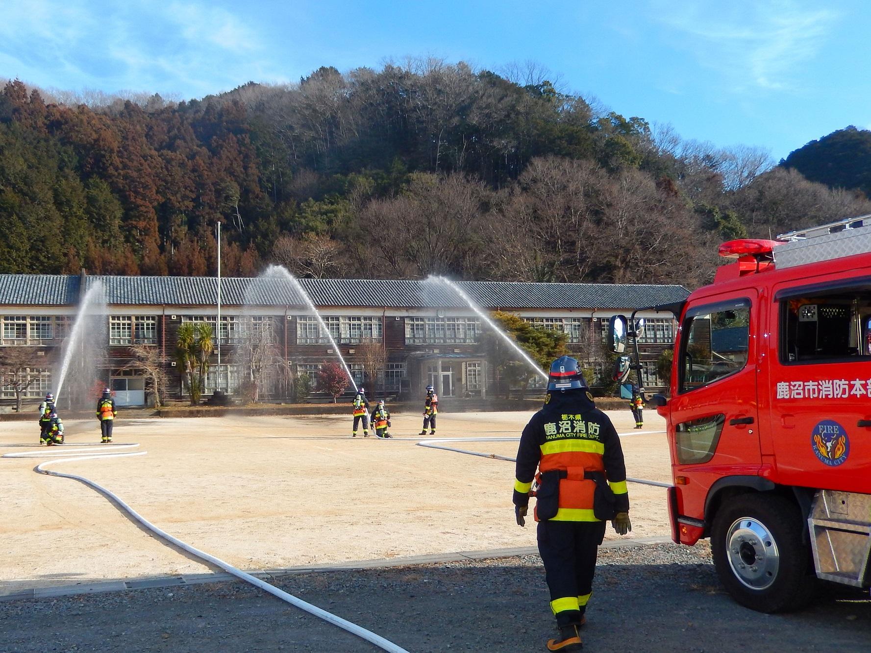 旧粟野中学校における消防訓練の様子