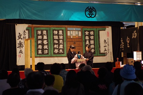 奈佐原文楽を上演している様子