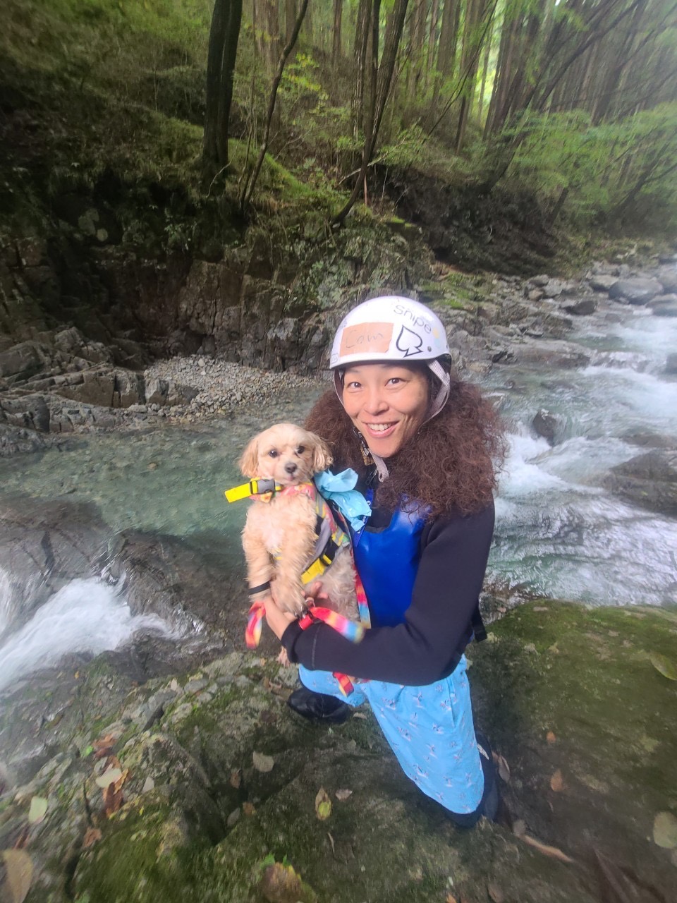 シャワートレッキングのガイド、小村さんと参加者のワンちゃん