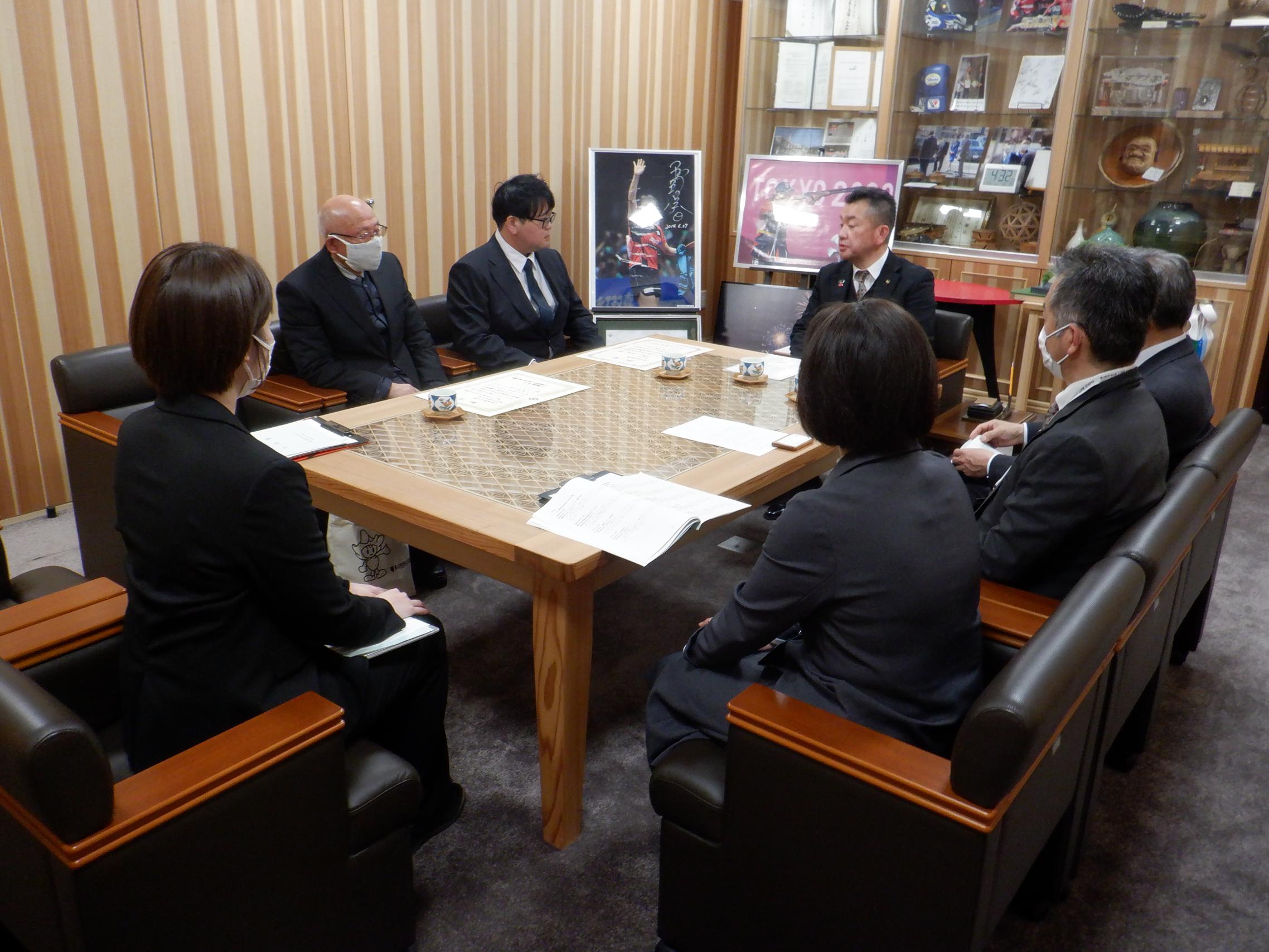 鹿沼市長公室にて市長へ受賞報告