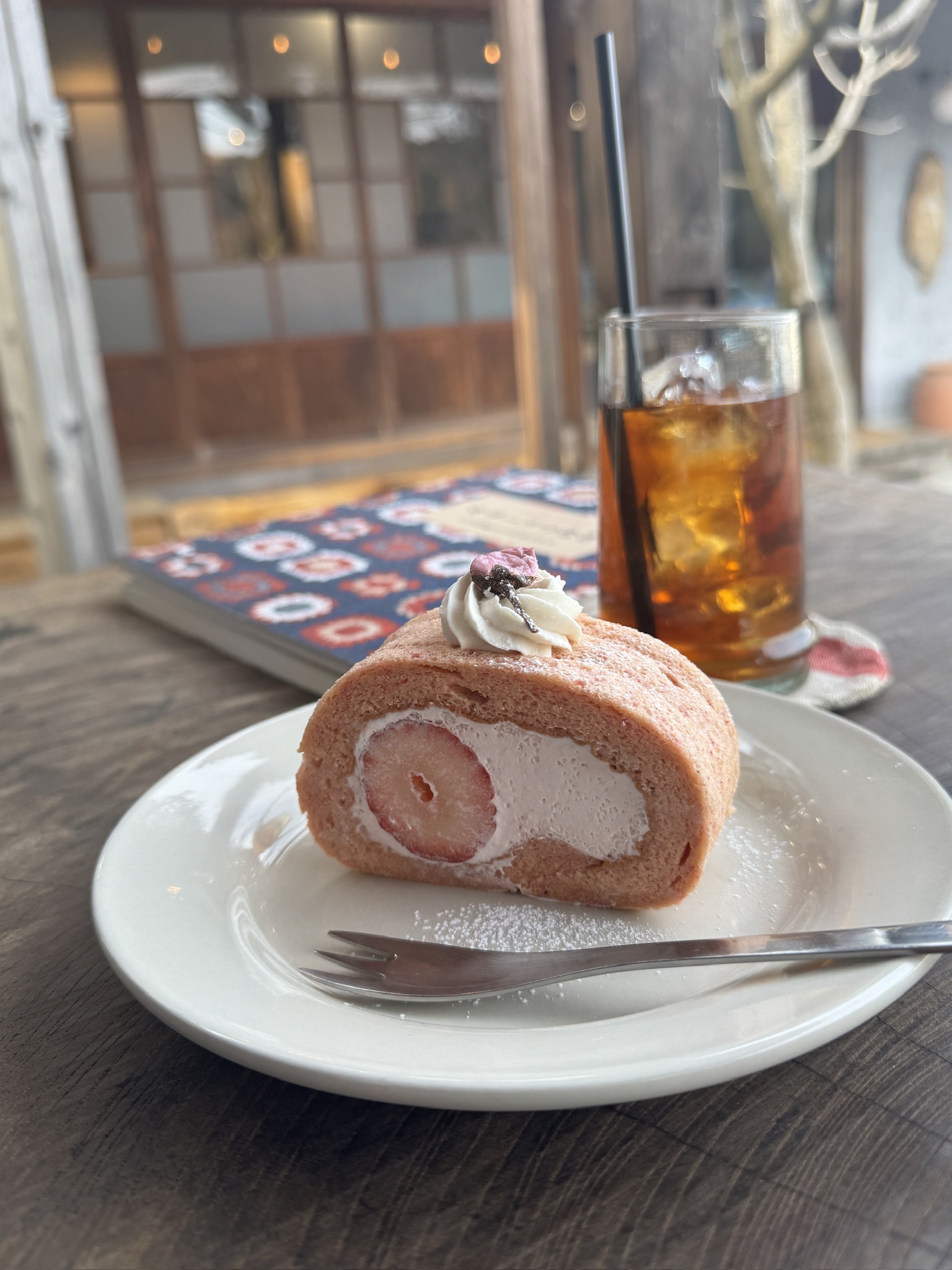 35.くらしのらテラス席桜といちごのロールケーキ