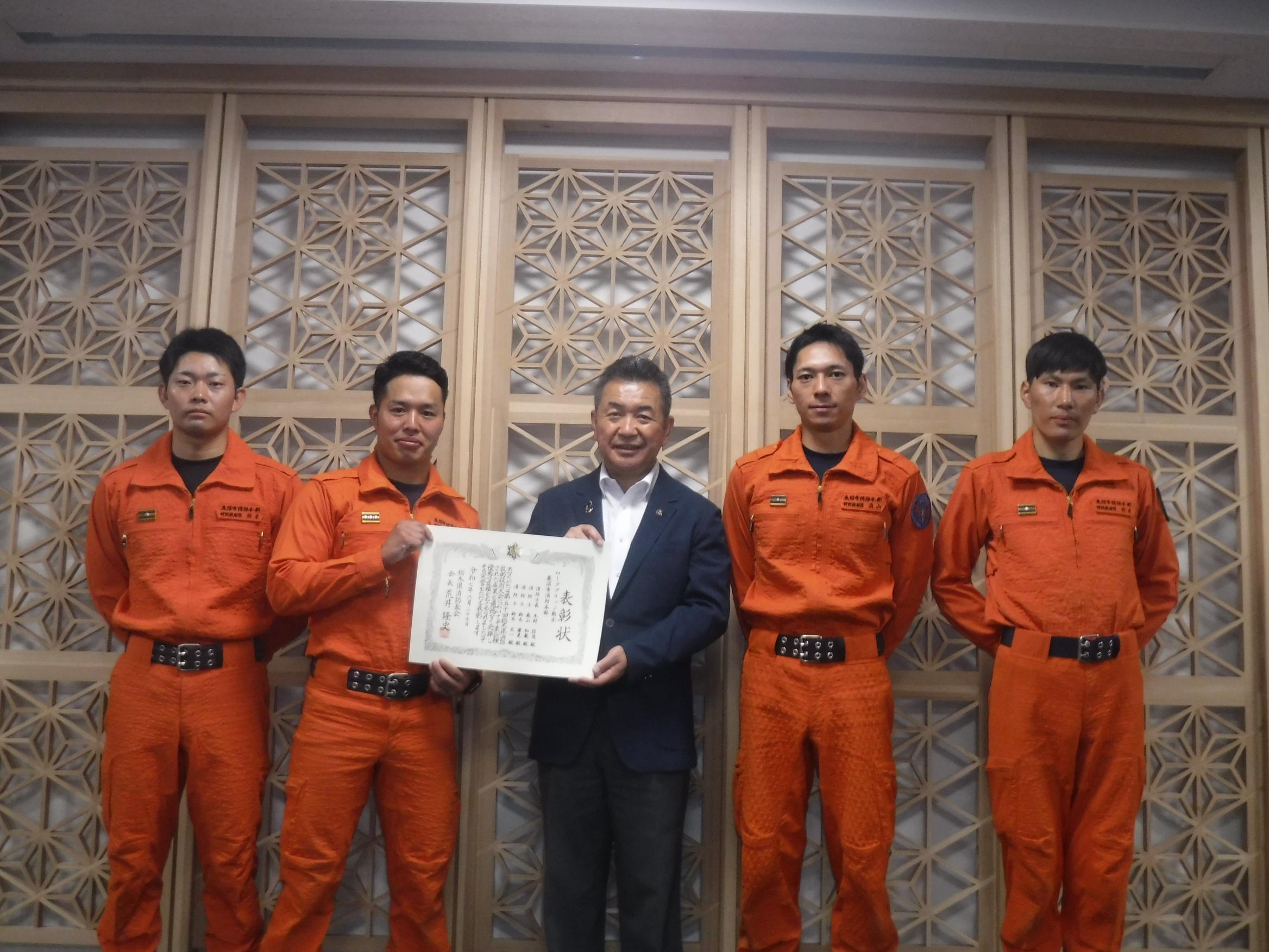 鹿沼市長へ優勝報告をする救助隊員4名