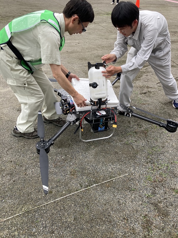ドローンを準備する様子