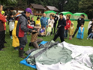 テント設営の様子 テント設営の様子