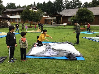 テント設営の様子 テント設営の様子