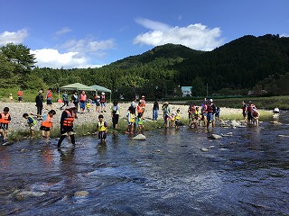 川遊びの様子 川遊びの様子