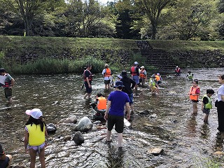 川遊びの様子 川遊びの様子