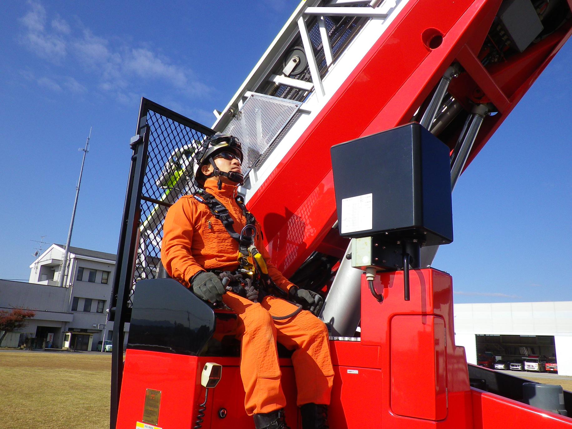 はしご車操作時のサングラス着用