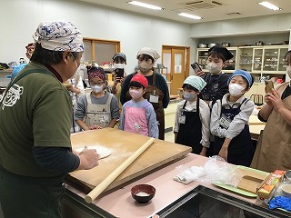 お手本を見ている様子