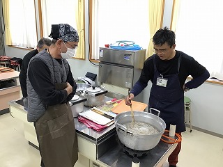 そばをゆでている様子