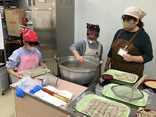 そばをゆでている様子