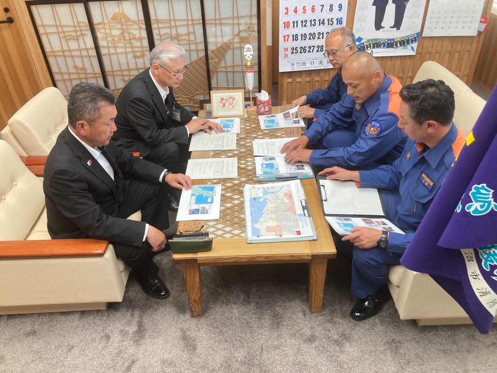 市長報告する当市消防本部職員 市長報告する当市消防本部職員