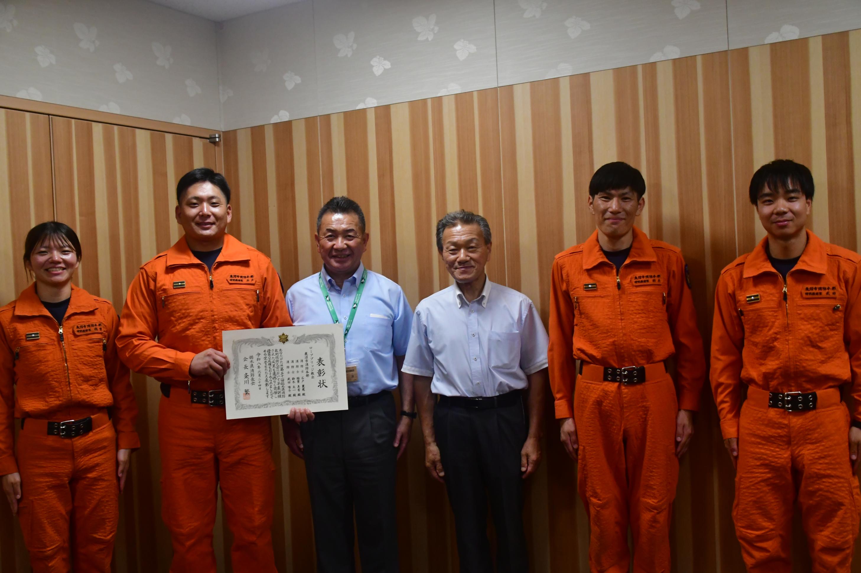 市長報告するロープブリッジ救出チーム 市長報告するロープブリッジ救出チーム