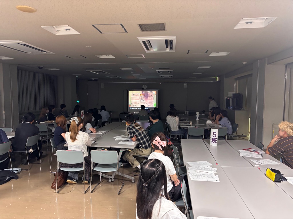 昨年度の20祭のDVD鑑賞の様子です 昨年度の20祭のDVD鑑賞の様子です